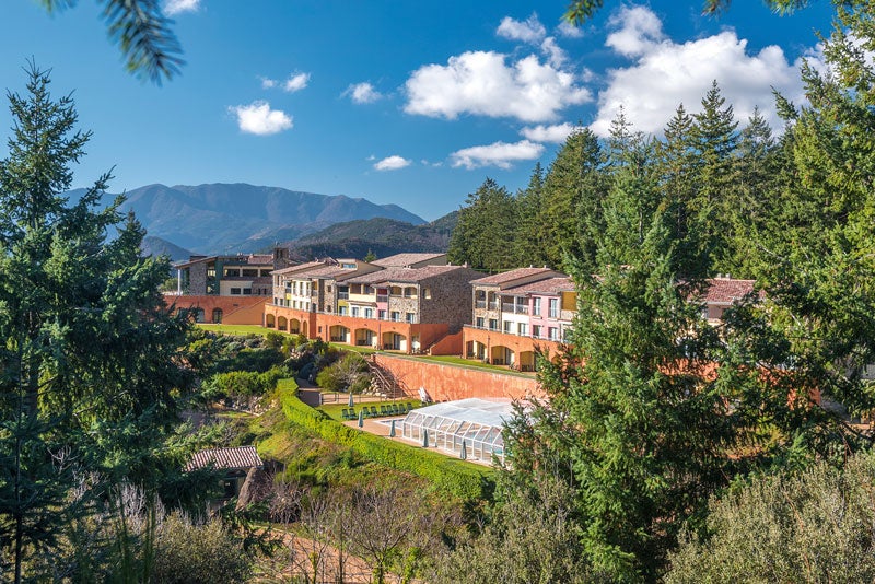 Girona al natural. ¿Por qué nos gusta? Porque en el Vilar Rural Sant Hilari de Sa Calm no necesitas llevar todo el equipamiento de tu bebé. Sus Baby suites ofrecen bañera, calienta biberones, cambiador, cuna, trona... Además los bebés de hasta 24 meses tienen alojamiento gratuito. Y para que disfruten: masajes, yoga, piscina climatizada, talleres para descubrir los sonidos de la naturaleza, actividades en la granja, meriendas familiares y bufé infantil con selección de purés.DÓNDE: en la Sierra de las Guillerías junto al Parque Natural del Montseny, a 48 km de Gerona. Cuánto: desde 100 €, habitación doble con cuna y actividades incluidas. Habitaciones para hasta seis personas.