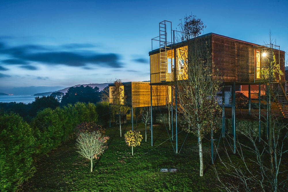 Desde lo alto, en A Coruña. ¿Por qué nos gusta? Los alojamientos suspendidos entre los árboles de Cabañitas del Bosque os harán sentir como robinsones. Se pueden hacer rutas a caballo, descenso por barrancos, geocatching y, sobre todo, escuchar la naturaleza desde lo alto.DÓNDE: tienen 21 cabañas diseminadas en seis fincas de Outes (A Coruña). Con cocina, jacuzzi y terraza. Cuánto: desde 96 €, según el número de personas.