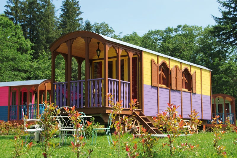 Cíngaros en el Gorbeia. ¿Por qué nos gusta? Porque los carromatos cíngaros invitan a soñar con aventuras nómadas. Sus instalaciones son ecológicas y su gastronomía procede de granjas locales. Se puede visitar el hayedo de Otzarreta, la cascada de Ujuli y los puentes colgantes de Hontzaextrem. DÓNDE: a 12 km de Zeanuri (Vizcaya). Cuánto: desde 79 €, dos personas con alojamiento y desayuno. 23 € cada niño mayor de cuatro años.