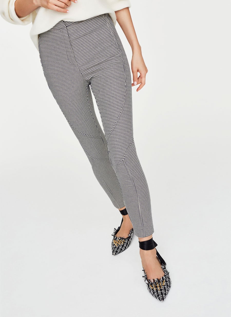 Legging con microcudros vichy: 69 euros en Uterqüe.