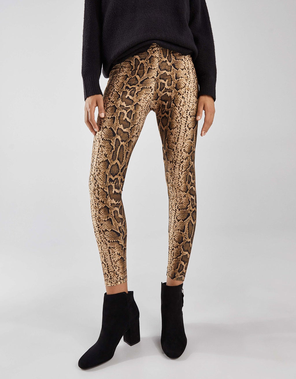 Legging con estampado de serpiente: 12,99 euros en Bershka.