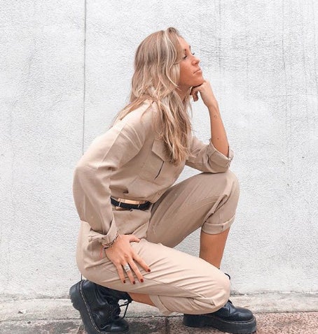 Este mono de Claudia Parras nos tiene 'in love'. Además, su forma de llevarlo con botas Dr. Martens le da un toque muy personal. Si tú también quieres tenerlo, te gustará saber que es de Loavies y está disponible en todas las tallas.