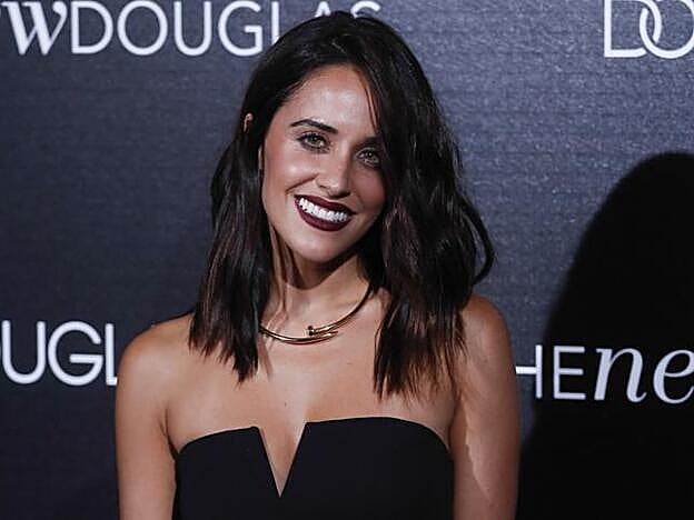 El toque estrella de su maquillaje son sus marcados labios en color granates.