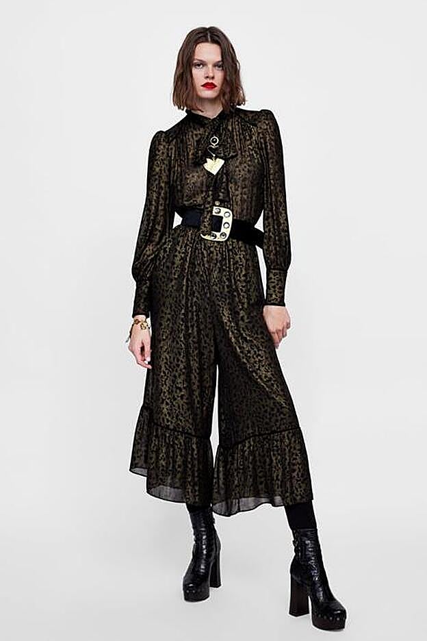 Este mono de nueva colección no ha tardado ni 24 horas en arrasar en la web de Zara.