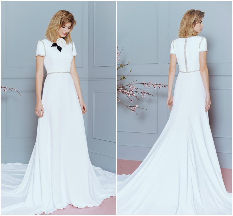 La sencillez retro de este vestido de novia es impecable, y nos encanta cómo se remata con la flor y los detalles joya.