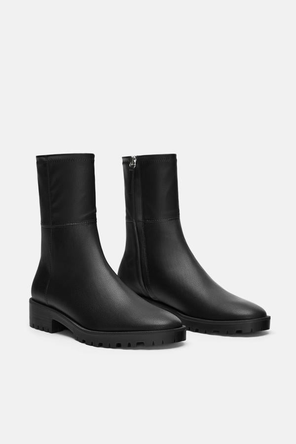Casi unisex, inspirados en las botas de Balenciaga y con la cremallera disimulada (39,95 euros).