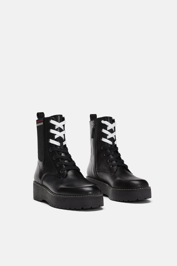 ¿Quién no ha visto unas botas militares "tuneadas" con unos cordones de otro color? En Zara son más clásicos y apuestan por la combinación blanco y negro (69,95 euros).