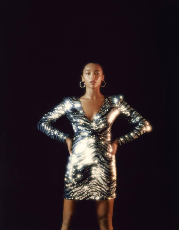Cómo no. El "animal print" también quiere reinar estas fiestas y lo hace en este vestido de forma brillante.