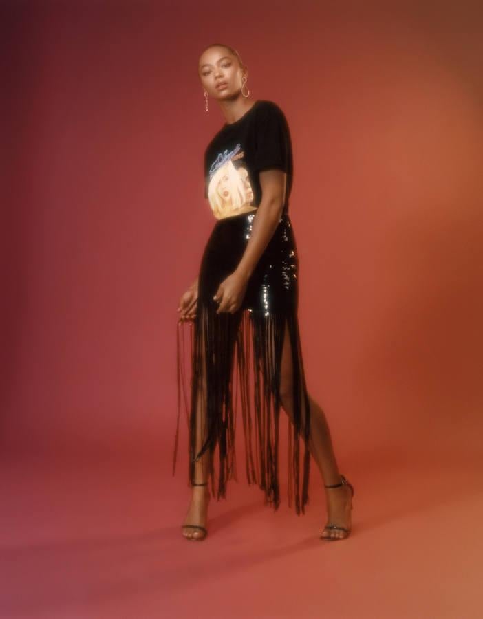 Las camisetas también son para los looks de fiesta. Y este outfit de Berta Vázquez es la mejor prueba. Con falda de flecos resulta impactante.