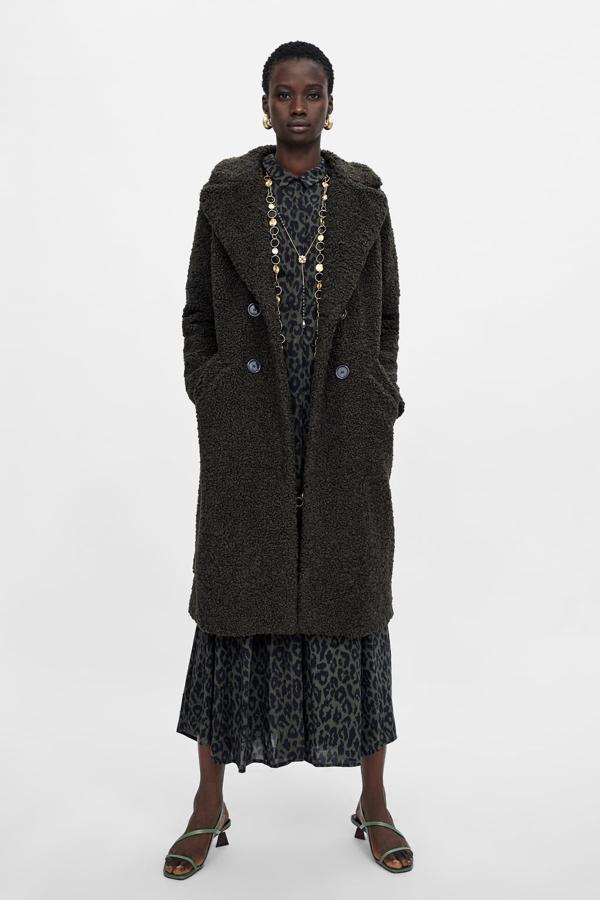 Abrigo de borreguillo con cuello de solapa y abertura en la espalda, 79,95 euros.