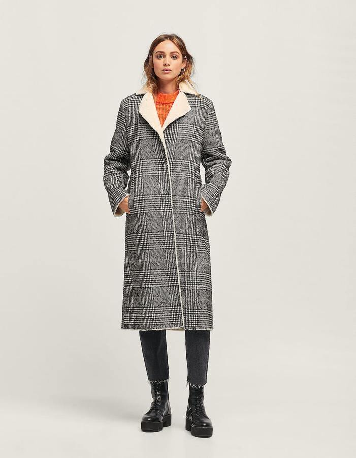 Abrigo de borreguillo y paño con estampado de cuadros, 69,99 euros.