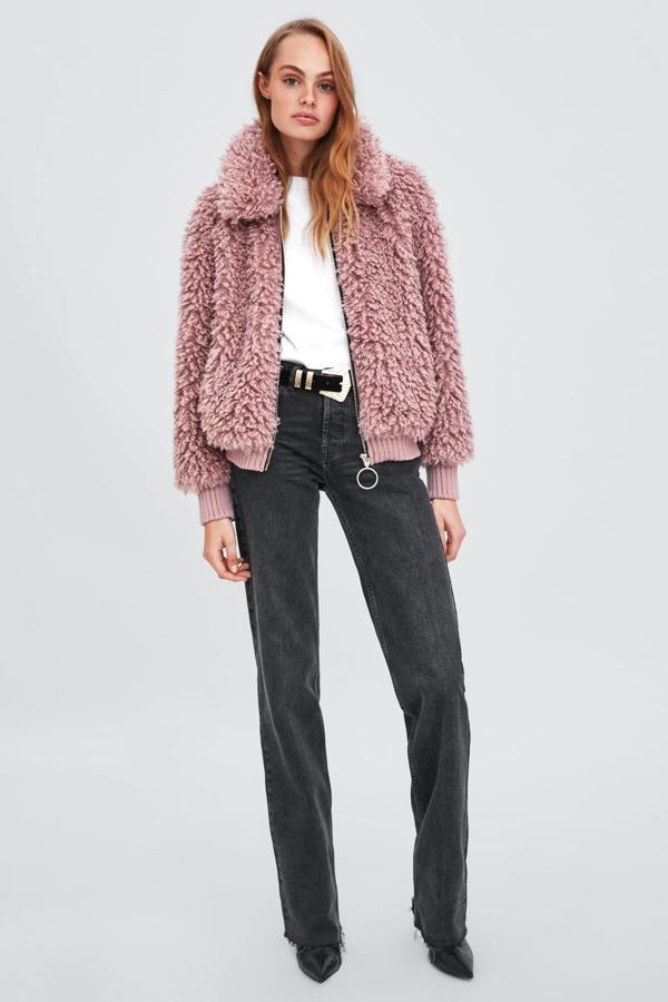 Bomber con efecto de borreguillo y acabados en rib, 49,95 euros.