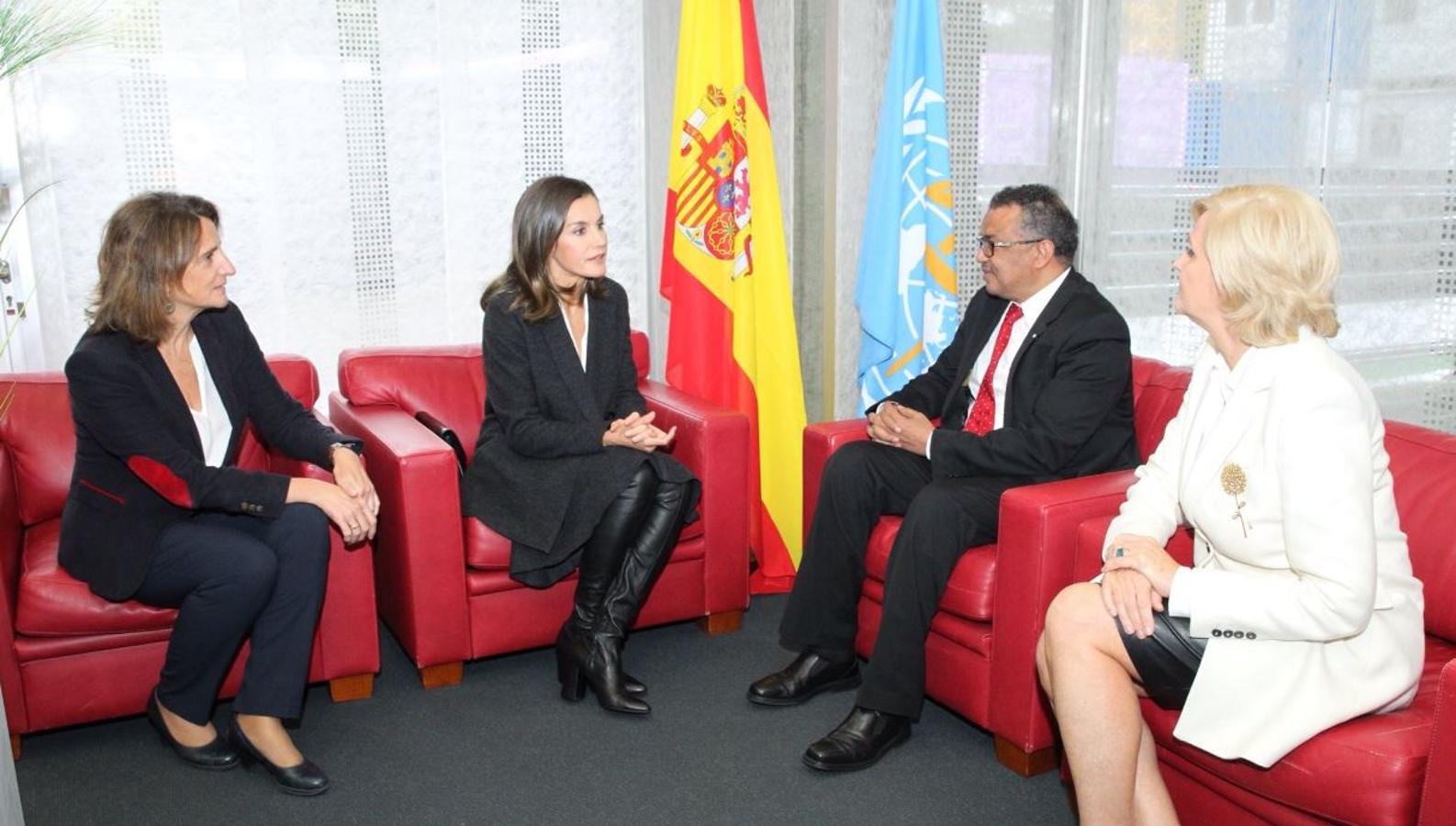 Doña Letizia, que ha apostado por un look 'working girl' con traje de lana gris y blusa blanca, ha dado un giro completo a su estilismo con el detalle de sus botas: un atrevido diseño de cuero negro 'over the knee' de Adolfo Dominguez.