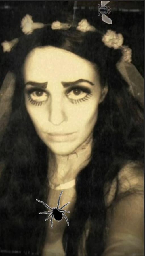 Paula Echevarría ya está preparándose para Halloween, y ha querido hacer un recopilatorio en su Instagrm Stories de todos los disfraces que ha lucido en los últimos años. Tenemos que reconocer que con fotos como esta, la actriz está irreconocible y da bastante miedo...
