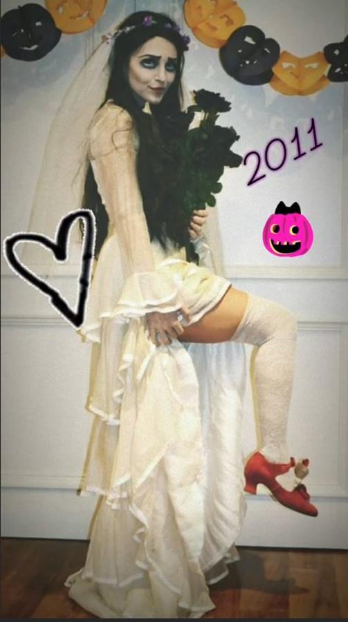 En Halloween de 2011, Paula Echevarría se disfrazó de 'novia cadáver', con un vestido blanco de inspiración vintage, unos zapatos de estilo victoriano rojos, y un elaboradísimo maquillaje.
