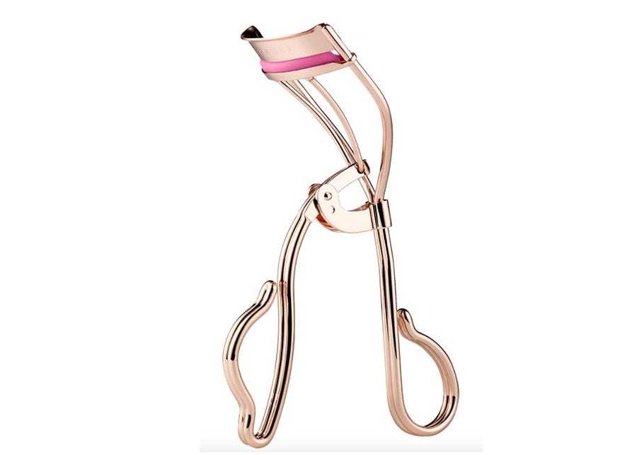 El ángulo de nuevo diseño de este rizador se adapta a la forma del ojo y es capaz de rizar todas las pestañas, incluidas las de las esquinas internas y externas. Su almohadilla de silicona pura no quiebra las pestañas y el diseño de su cabezal, impide los pellizcos. Sus asas ayudan a posicionar los dedos para lograr una presión adecuada para conseguir un rizo más intenso. Es hipoalergénico. (13 €).