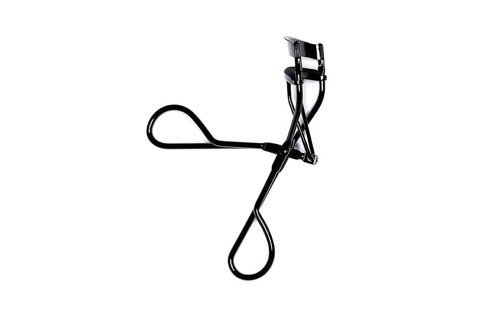 Aporta a las pestañas un rizado natural. Fabricado en metal negro, este rizador incluye una almohadilla de repuesto. Diseñado para utilizar antes de la máscara de pestañas. Coloca con cuidado las pestañas entre el rizador y la almohadilla y presiona ligeramente durante unos segundos. Repite desde las raíces hasta las puntas con cuidado de no pellizcar la piel. Diseñado para utilizar antes de la máscara de pestañas, solo tienes que colocar con cuidado las pestañas entre el rizador y la almohadilla y presionar ligeramente durante unos segundos. Repite desde las raíces hasta las puntas con cuidado de no pellizcar la piel. (23 €).