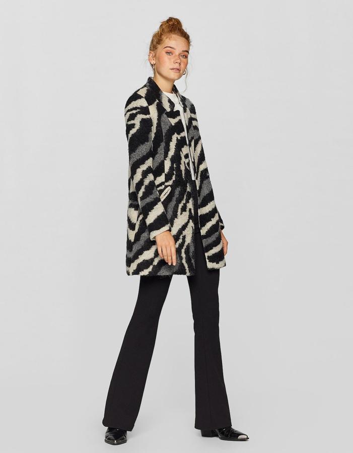 Una de las prendas más inesperadas de este último drop en punto de Stradivarius es este abrigo de punto cortado que homenajea a la piel de la cebra (39,99 euros). Los tres tonos contrastados entre negro, gris y beis, lo convierten en una prenda súper versátil.