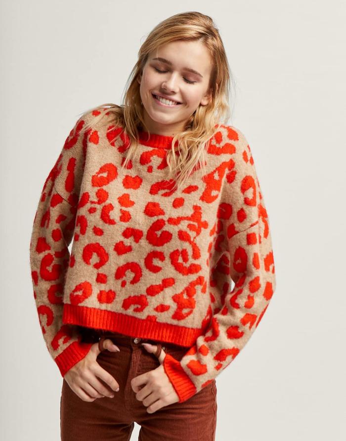 Pero, como ya sabemos, esta temporada es todo menos discreta: la tendencia sugiere color y más color, cuanto más subido mejor. Este jersey lo tiene todo: un estampado de leopardo de gran tamaño y un rojo sobre marrón que no puede quedar mejor (25,99 euros).