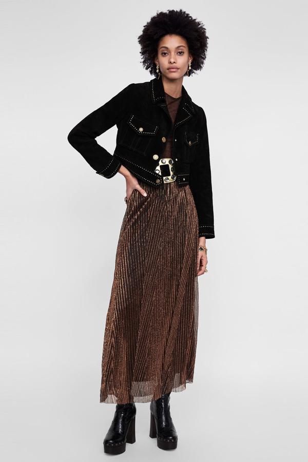 Falda plisada con hilo metálico, cintura elástica y forro interior, 29,95 euros.