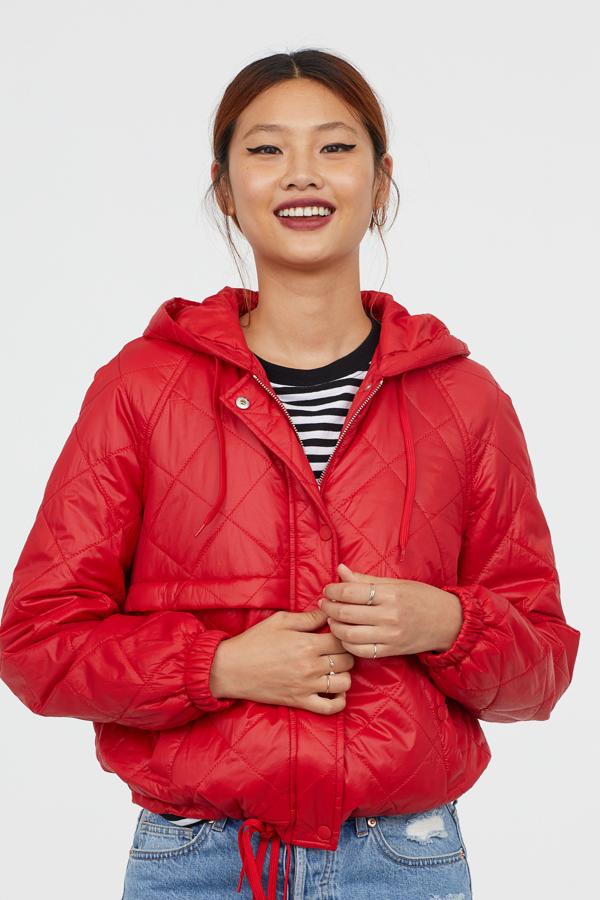 Una versión que no abriga tanto pero que nos sigue encantando para superposiciones (H&M, 29,99 euros).