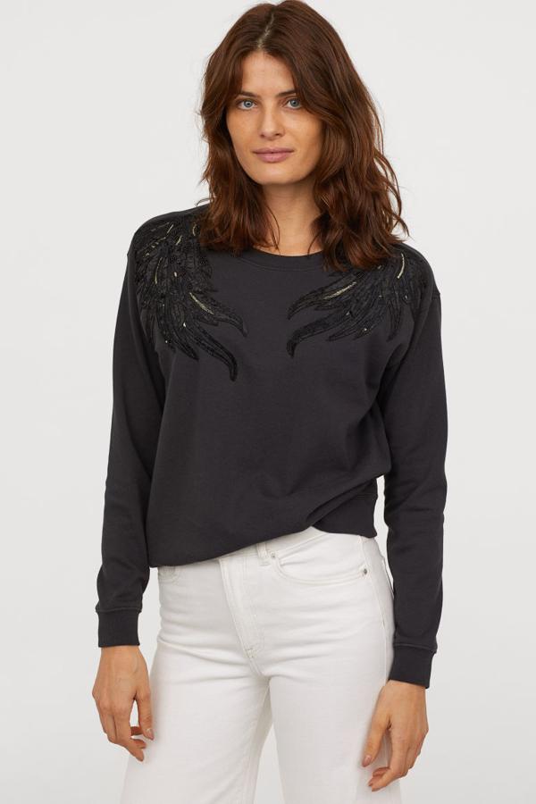 Sudadera con bordado decorativo en los hombros y cuello. 34,99 euros.