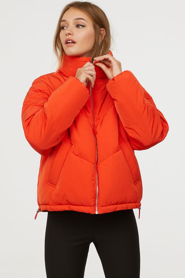 Una de las favoritas de la temporada, que H&M tiene además de en rojo, en negro, azul cielo y bicolor (azul oscuro y burdeos). El precio, genial: 29,99 euros.