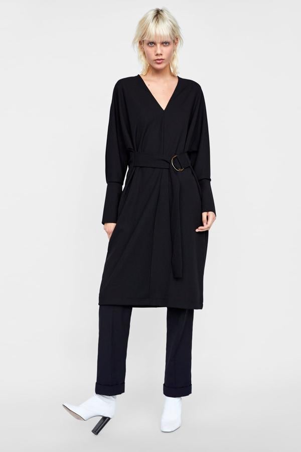 Con escote en pico pronunciado y favorecedor cinturón cruzado, este vestido negro ya no está disponible en la talla L. Su precio en Zara, 25.99 euros.