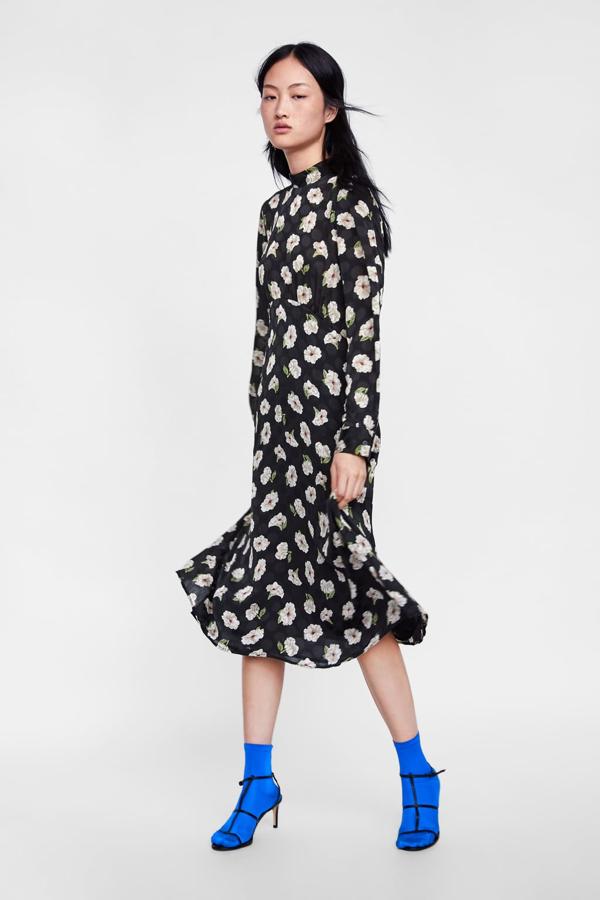 Ya te hemos hablado de este vestido como uno de nuestros favoritos del otoño de Zara, pero tanto ha gustado, que ya se ha agotad en la talla XL. Su precio: 39.95 euros.