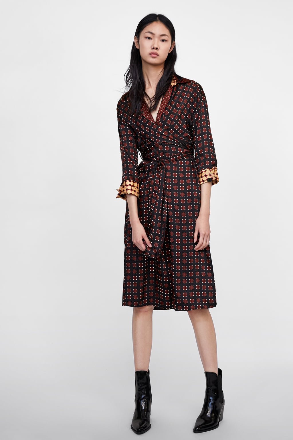 Otro buen ejemplo de tendencia 'setentera' que nos ha conquistado es este vestido camisero, que ya está agotado en la talla XXL y que cuesta 39.95 euros.