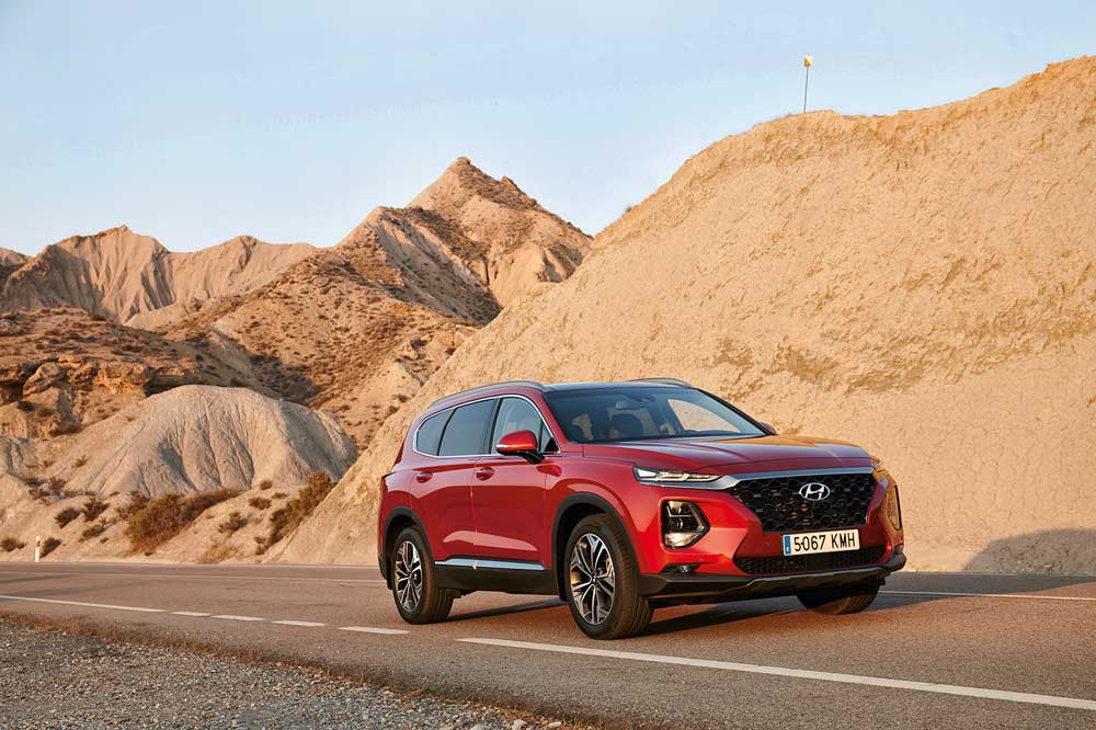 HYUNDAI SANTA FE. Con una línea deportiva y elegante, siete plazas, 547 litros de carga y el equipamiento más actual de seguridad y confort. Desde 33.000€.