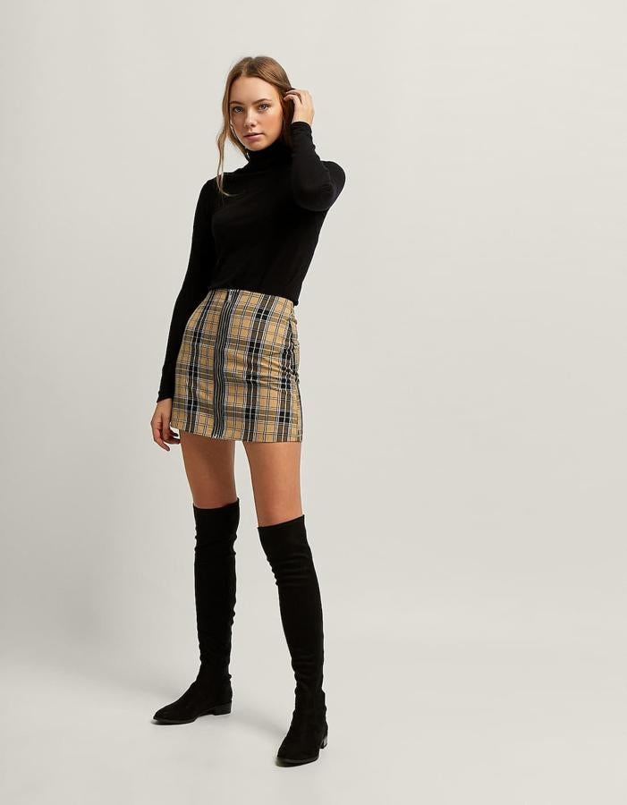 No solo tiene un precio diez (39,99 euros), sino que es comodísima gracias a su suela plana y al material elástico, y aporta un aire retro más que interesante a tus minifaldas.