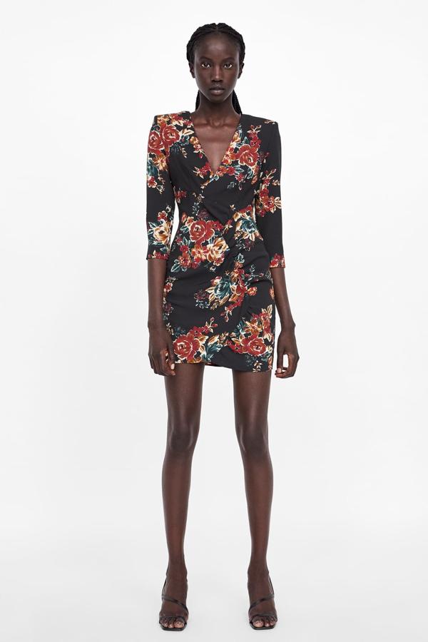 Este vestido se le podría haber ocurrido perfectamente a Anthony Vaccarello en Yves Saint Laurent: tiene la silueta mínima de hombros marcados que es marca de su casa (29,95 euros).