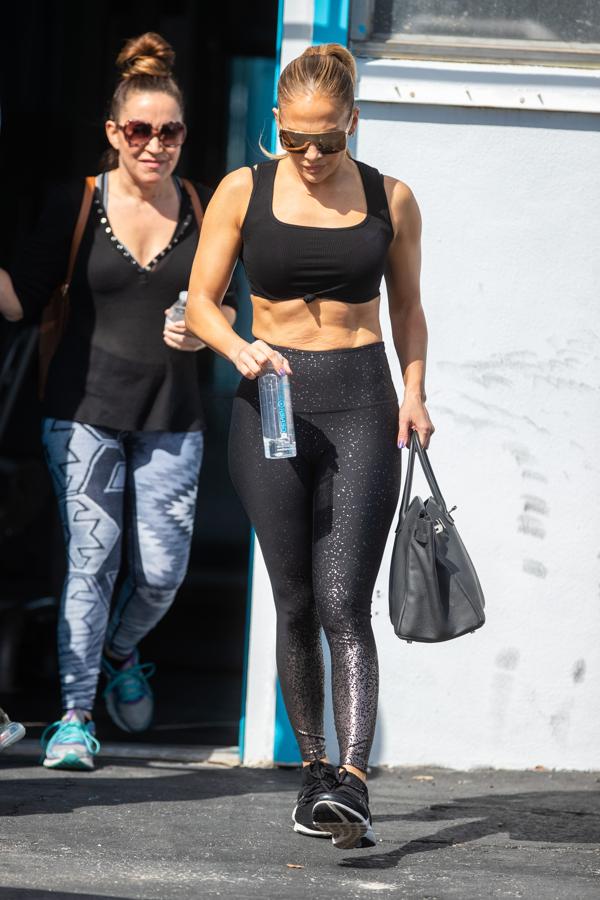 La actriz y cantante es la actual reina del fitness. Su escultural cuerpo la ha convertido en un modelo a seguir. Ella es sexy incluso cuando entrena. En la imagen, con un leggings brillante y croptop.