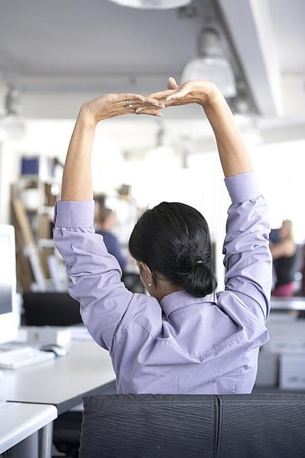 La espalda es una de las partes del cuerpo que más sufre sobre todo si mantenemos una misma postura muchas horas seguidas.