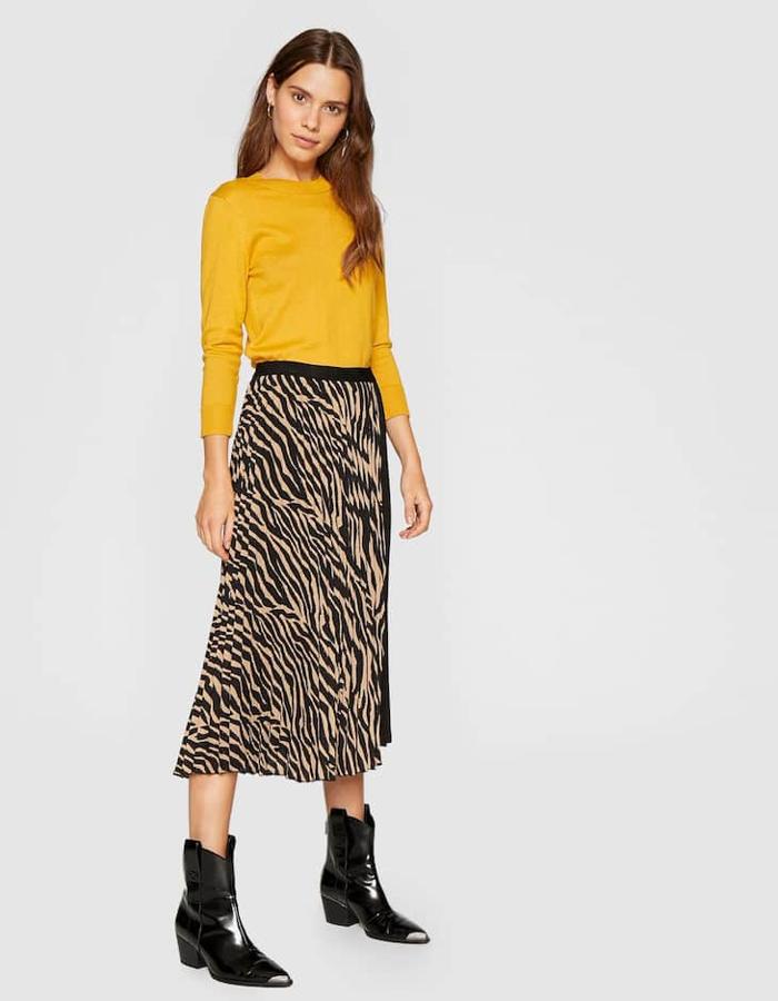 Jersey liso con detalle de botones en el hombro, 15,99 euros.