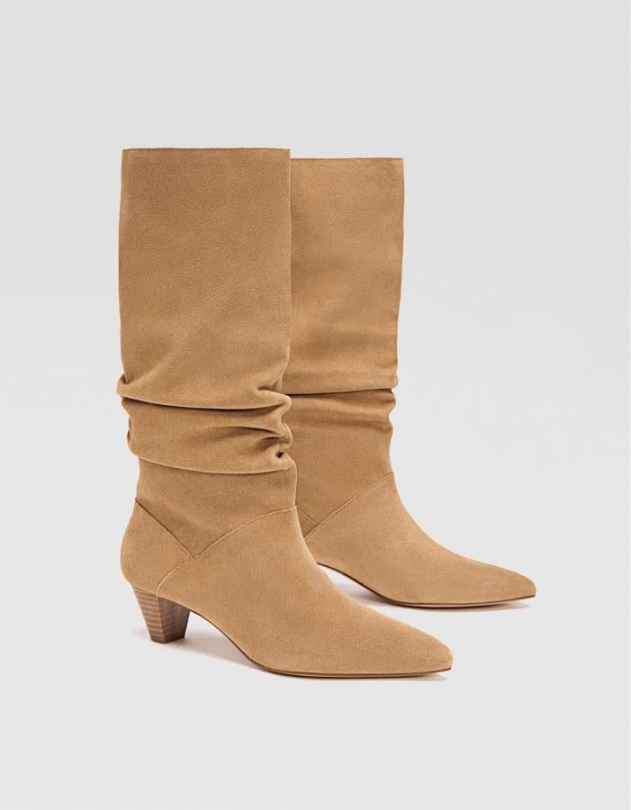 Si no eres muy alta y prefieres llevar las botas más bajitas, esta opción de Stradivarius es la mejor para ti (59,99 euros).
