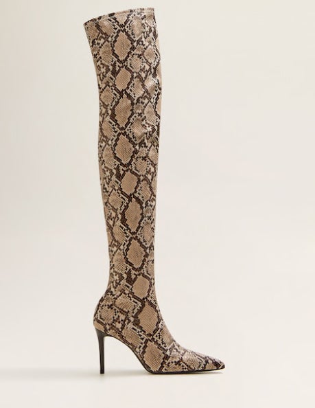 Bota alta con estampado de serpiente y tacón fino: 49,99 euros en Mango.