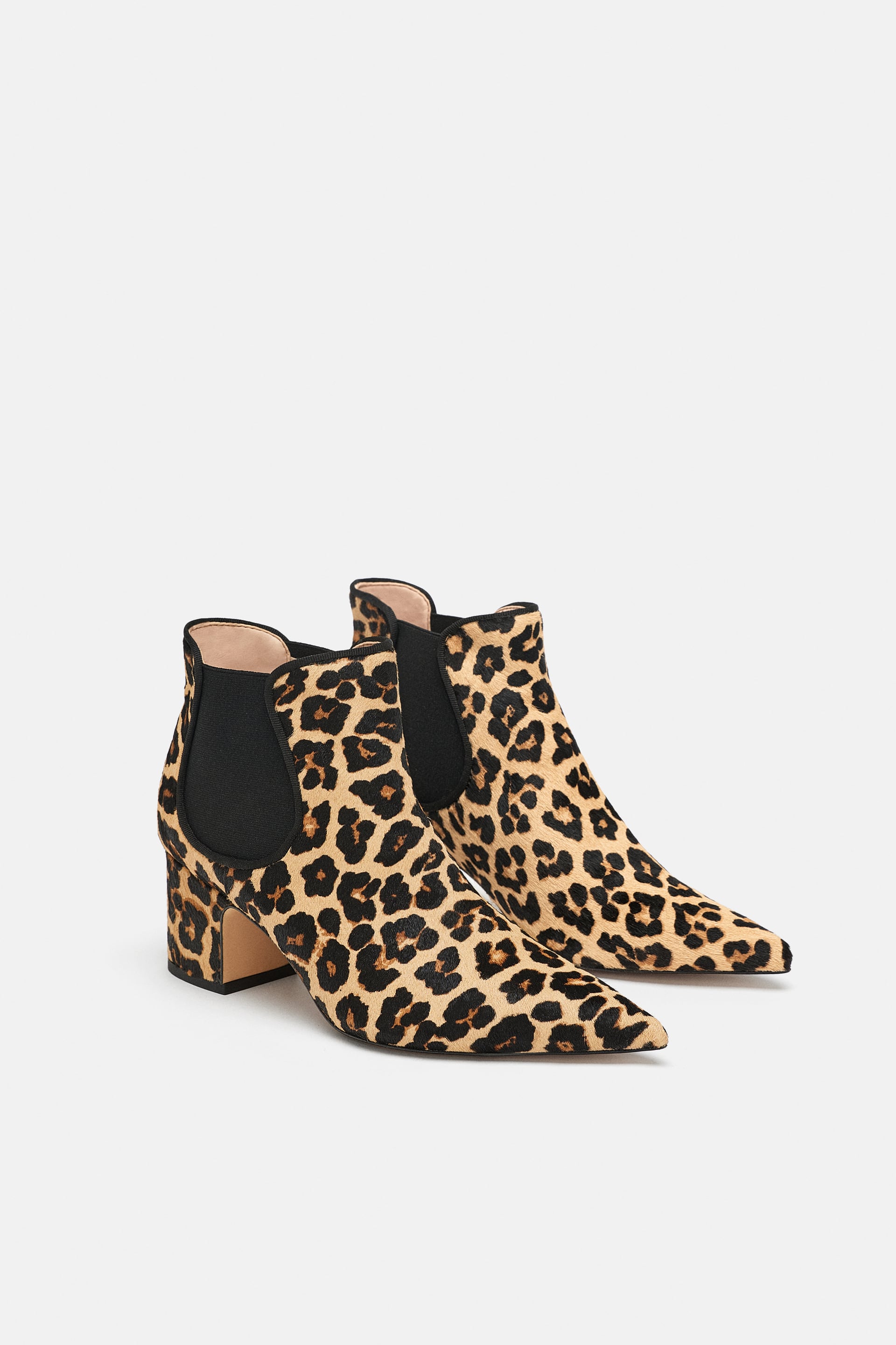 Botín ‘animal print’ de Zara: 79,95 euros.