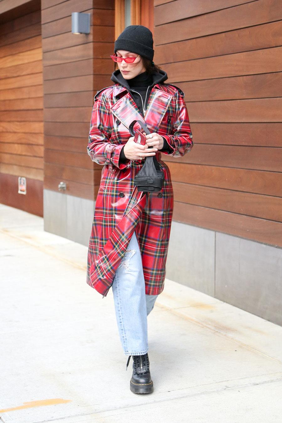 Tenemos que reconocer que el chubasquero de Bella Hadid nos ha gustado mucho. Con estampado de cuadros escoceses, Bella nos recuerda una vez más por qué es considerada una de las mejores modelos del momento. ¡No se pierde una tendencia!