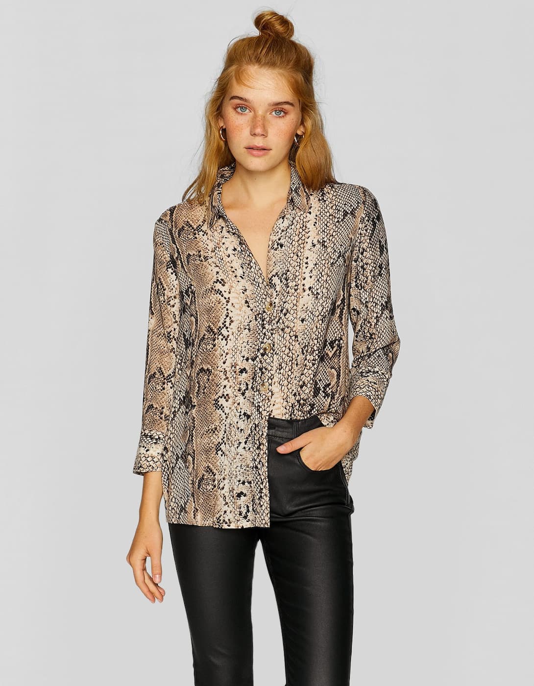 Camisa viscosa con estampado de serpiente de Stradivarius: 15,99 euros.