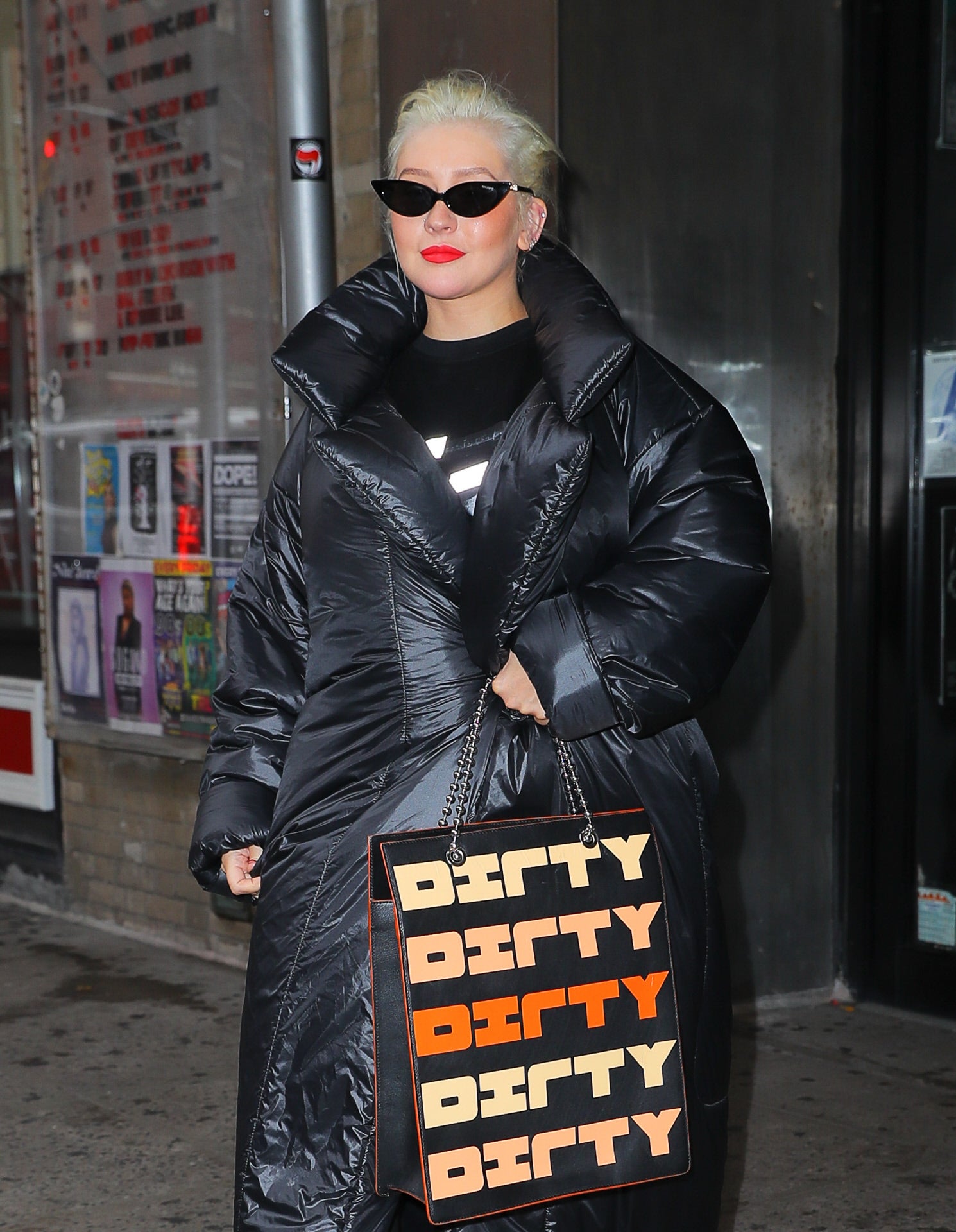 No hemos podido resistirnos a enseñarte el plumas XL de Cristina Aguilera. La cantante llama la atención con este abrigo allá donde va... ¡Y no es para menos!