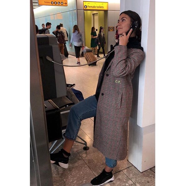 Ya te lo dijimos en su día, el abrigo de esta temporada de Cristina Pedroche es largo, de cuadros y de Primark. ¡Y ella lleva incluso sus iniciales bordadas! Así es más fácil distinguirlo si alguna amiga suya le quiere copiar esta pieza...