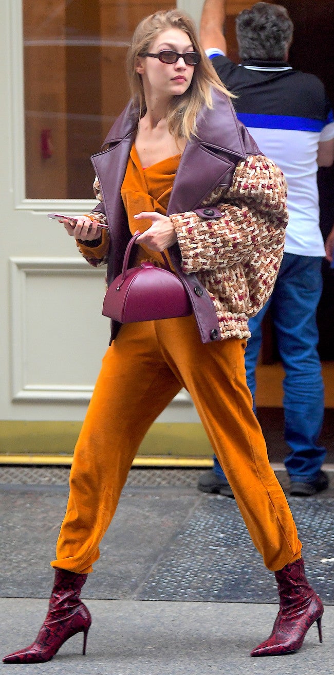 Tan conjuntada como siempre, el abrigo de Gigi Hadid tenía que tener varios colores para que ella se lo pueda poner con casi todo su armario. ¡Y se le ve un abrigo muy calentito!