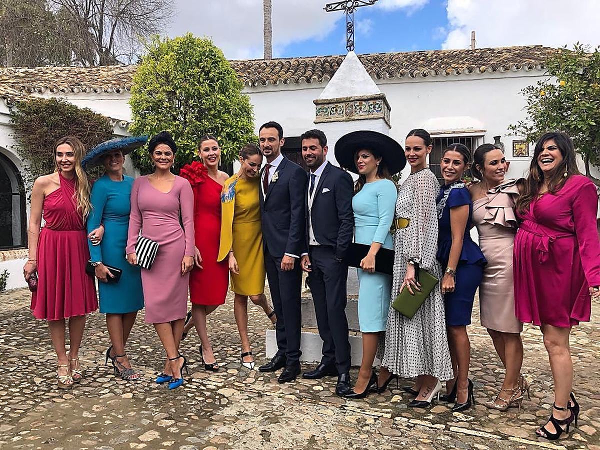 Y seguimos con los  vestidos de invitada de Eva González , que la pasada primavera también apostó por los lunares con este favorecedor diseño de Antonio García, una de sus firmas favoritas para las citas especiales.