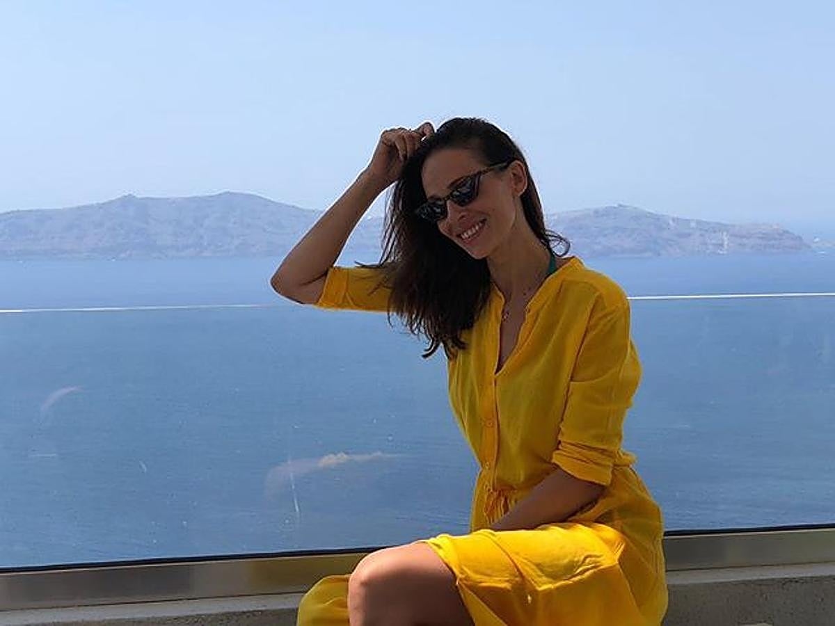 Pero, sin duda, fue este  vestido amarillo de Eva González  nuestro favorito durante los tres días de boda de María José Suárez en Santorini...