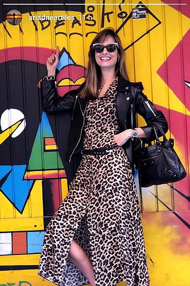 Ariadne Artiles ha combinado este vestido de Zara, con unos mocasines negros de Pikolinos y una cazadora de cuero de Osant.