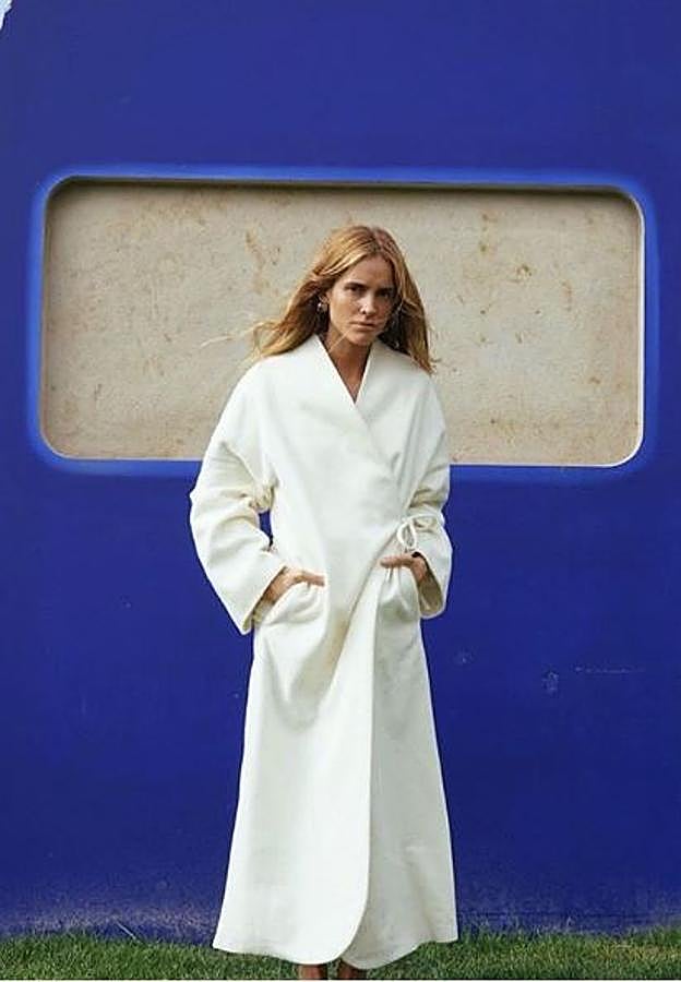 BlancaMiró lleva uno de los abrigos más bonitos de la colección de invierno de Mango: cruzado y de un blanco monacal.