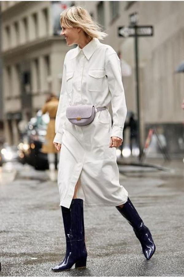 Todas las combinaciones que apuestan por el contraste por excelencia funcionan este invierno. Unas botas de agua o cowboy negras pueden actualizar cualquier vestido o mono blanco que tengas en tu armario.