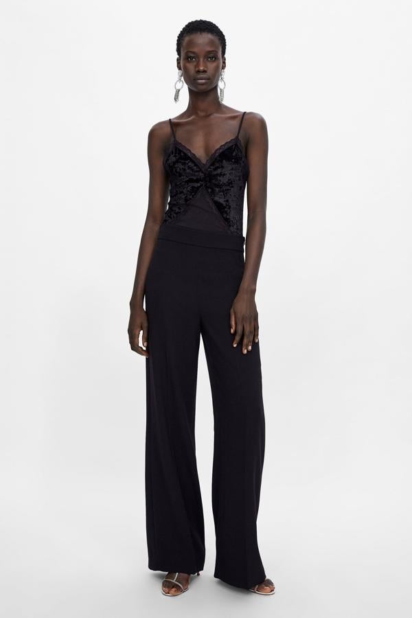 Lujo máximo: terciopelo y encaje para un body versátil que podrás llevar de día con una camisa o camiseta debajo (Zara, 15,95).